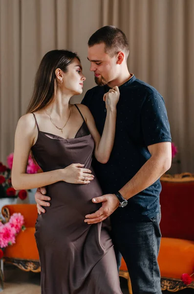 妊娠中の女性が夫と踊っている — ストック写真