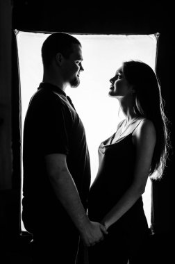 Beyaz arka planda birbirine bakan bir çift. Siyah beyaz fotoğraf