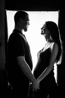 Beyaz arka planda birbirine bakan bir çift. Siyah beyaz fotoğraf