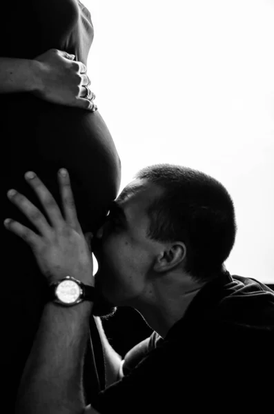 Homme Embrasse Femme Enceinte Sur Ventre Photo Noir Blanc — Photo