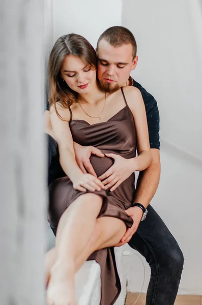 Hombre Una Mujer Embarazada Están Sentados Alféizar Ventana Abrazándose — Foto de Stock