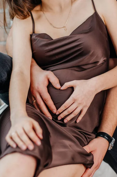 Weibliche Und Männliche Hand Auf Schwangerem Bauch — Stockfoto