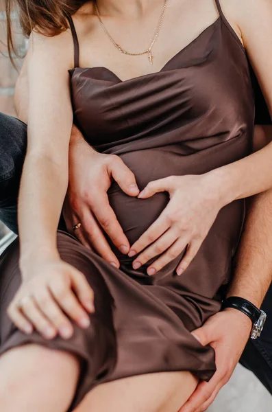 Vrouwelijke Mannelijke Hand Zwangere Buik — Stockfoto