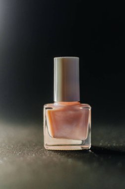 Bir şişe pembe oje.