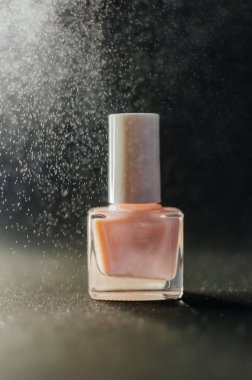 Bir şişe pembe oje.