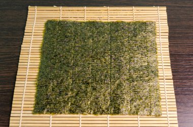 Suşi için Norveç yaprakları masada.