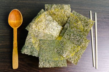 Suşi için Norveç yaprakları masada.