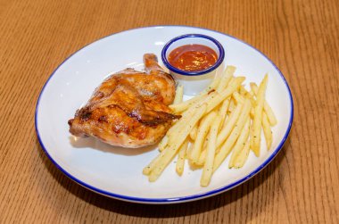 Bir tabak tavuk ve patates kızartması.