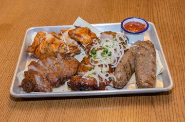 Soğanlı ve soslu ızgara et.