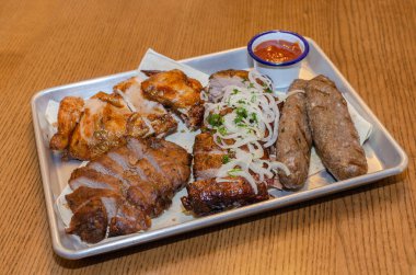 Soğanlı ve soslu ızgara et.