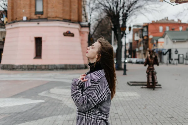 Una Donna Cappotto Trova Nella Strada Fronte Edificio Rosa — Foto Stock
