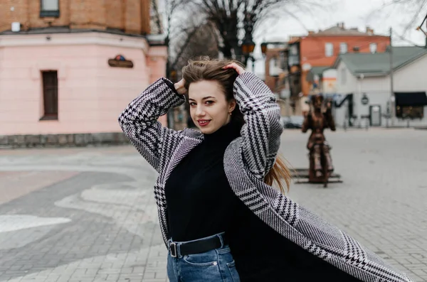 Una Donna Maglione Jeans Trova Una Strada — Foto Stock
