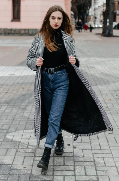 Girl Coat Walks City — Stock Photo, Image