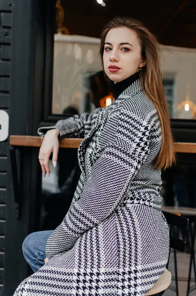 Woman Sits Bench Wearing Grey Sweater Jeans — Stock Photo, Image