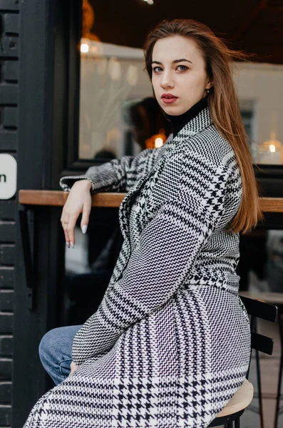 스웨터와 청바지를 벤치에 — 스톡 사진
