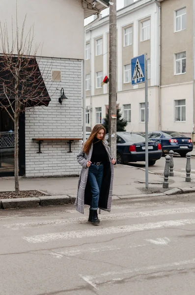 Женщина Переходящая Улицу Пальто Джинсах — стоковое фото