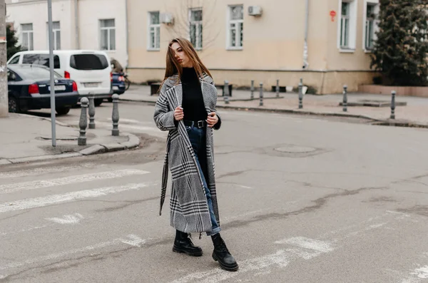 Una Mujer Cruzando Calle Con Abrigo Jeans — Foto de Stock