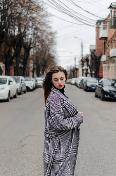 Дівчина Стоїть Вулиці Сірому Пальто — стокове фото