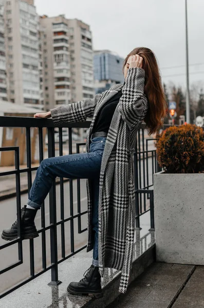 Una Donna Cappotto Jeans Appoggia Una Ringhiera — Foto Stock