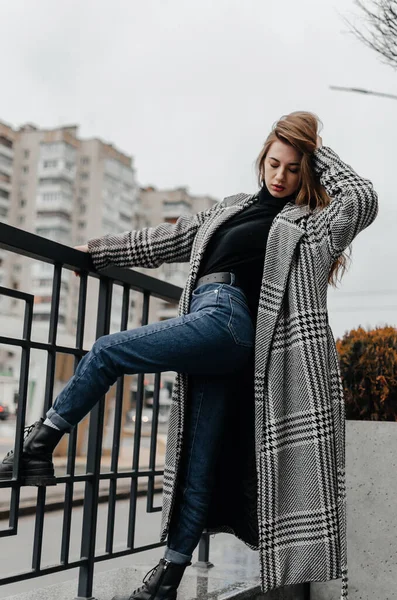Una Donna Cappotto Jeans Appoggia Una Ringhiera — Foto Stock