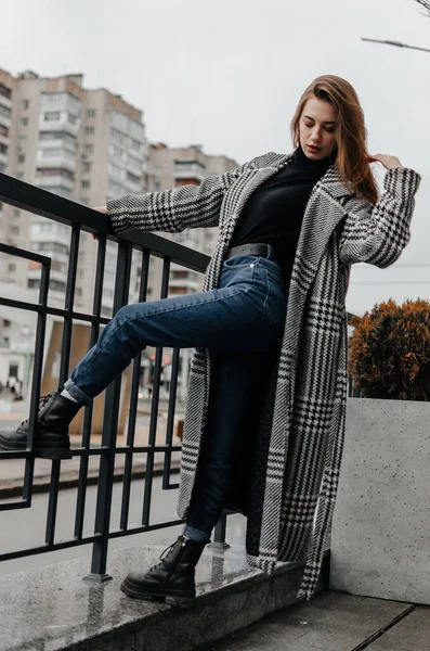 Una Donna Cappotto Jeans Appoggia Corrimano — Foto Stock