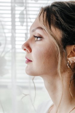 Profilde güzel bir kızın yüzü