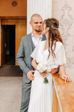 Gelin ve damat korkuluklarda sarılıyorlar.