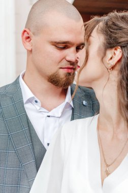 Nişanlı çiftin güzel bir anın tadını çıkarırken çekilmiş romantik bir fotoğrafı.