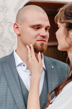 Nişanlı çiftin güzel bir anın tadını çıkarırken çekilmiş romantik bir fotoğrafı.