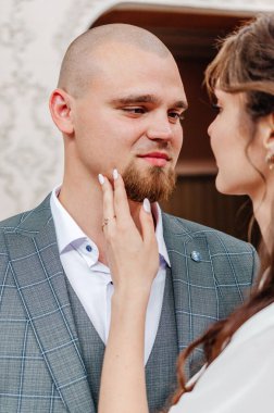 Nişanlı çiftin güzel bir anın tadını çıkarırken çekilmiş romantik bir fotoğrafı.