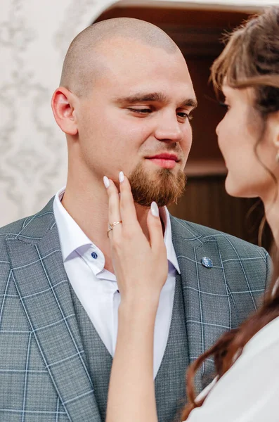 Nişanlı çiftin güzel bir anın tadını çıkarırken çekilmiş romantik bir fotoğrafı.