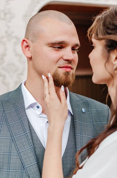 Nişanlı çiftin güzel bir anın tadını çıkarırken çekilmiş romantik bir fotoğrafı.