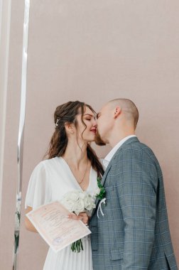 Gelin ve damat düğün töreninde öpüşürler.