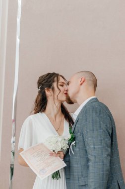 Gelin ve damat düğün töreninde öpüşürler.