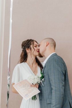 Gelin ve damat düğün töreninde öpüşürler.