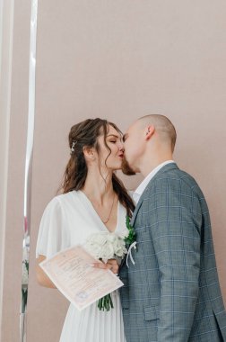 Gelin ve damat düğün töreninde öpüşürler.