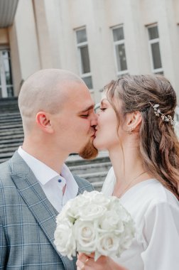 Gelin ve damat nazikçe öpüşürler.