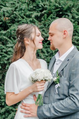 Gelin ve damadın birbirlerine bakıyorlar.