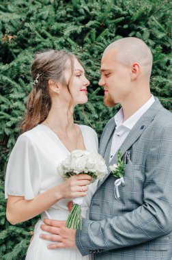 Gelin ve damadın birbirlerine bakıyorlar.