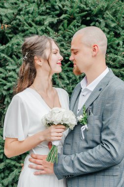 Gelin ve damadın birbirlerine bakıyorlar.