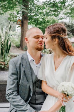 Gelin ve damat nazikçe öpüşürler.