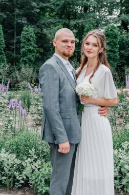 Gelin ve damat gülümsüyor.