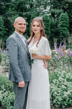 Gelin ve damat gülümsüyor.