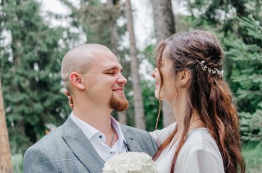 Gelin ve damadın birbirlerine ve gülümseme bak