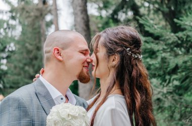 Gelin ve damadın birbirlerine ve gülümseme bak