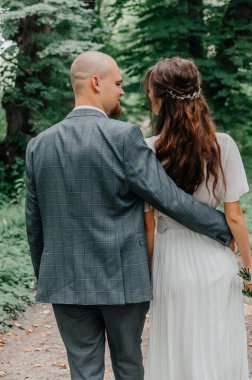 Ormanda gelin ve damadın düğün yürüyüşü