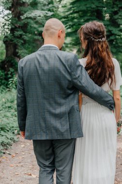 Ormanda gelin ve damadın düğün yürüyüşü