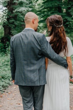 Ormanda gelin ve damadın düğün yürüyüşü