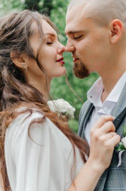 Gelin ve damat şefkatle kucaklaşır.