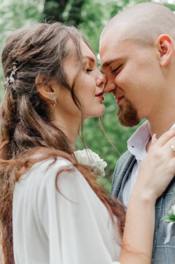 Gelin ve damat şefkatle kucaklaşır.